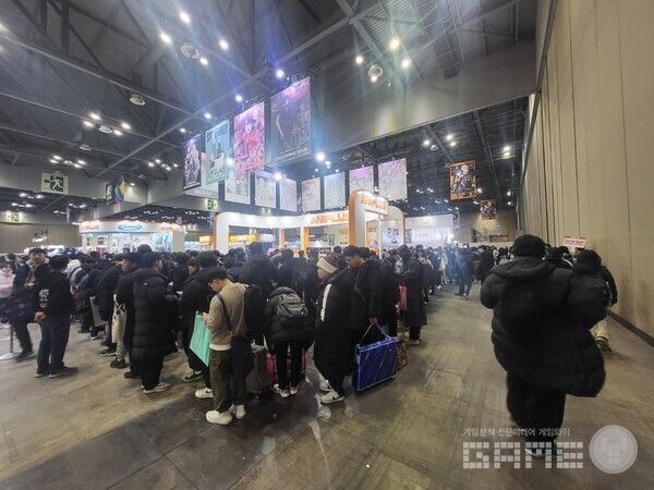 이후 애니플러스 대기열이 행사장의 우측을 담당하게 되는데...&nbsp;/ 게임와이 촬영