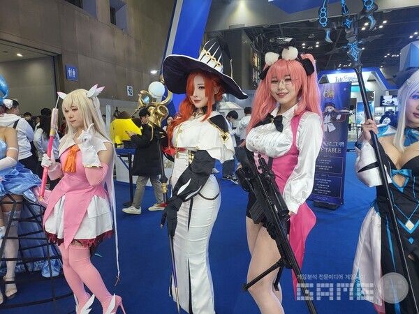 입구 바로 좌측에서 만나볼 수 있는 넷마블의 페그오 부스&nbsp;/ 게임와이 촬영