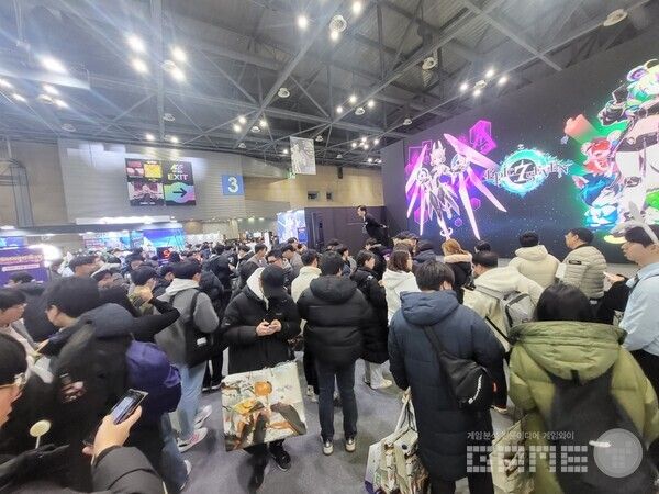 에픽세븐의 부스에도 많은 이용자들이 방문했다&nbsp;/ 게임와이 촬영