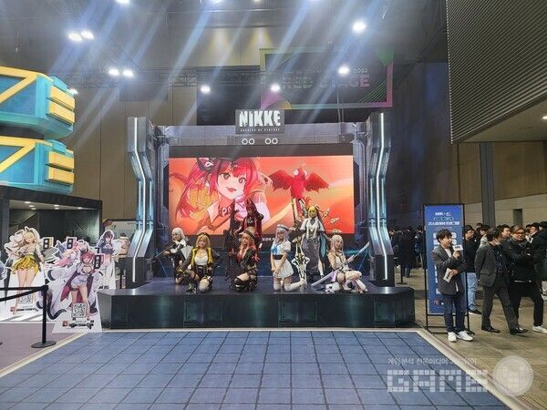 입장하자마자 볼 수 있는 니케 부스의 모습&nbsp;/ 게임와이 촬영