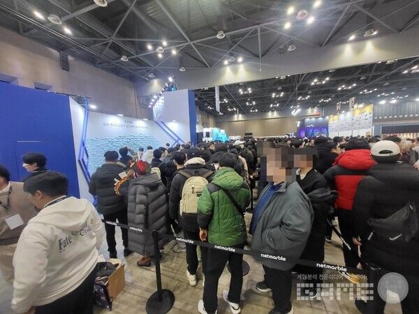 페그오 부스는 입구에서 니케와 함께 많은 대기열을 만들었다&nbsp;/ 게임와이 촬영&nbsp;