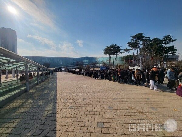 저기 2전시장 끝까지가 줄이에요...&nbsp;/ 게임와이 촬영