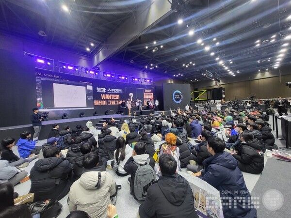 연선생님, 낡은창고 작가와 함께하는 릴레이 그림그리기 프로그램에는 많은 이용자들이 참여했다&nbsp;/ 게임와이 촬영