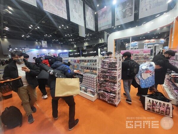 입장하자마자 많은 이용자들이 굿즈를 구매하기 위해 방문했다&nbsp;/ 게임와이 촬영