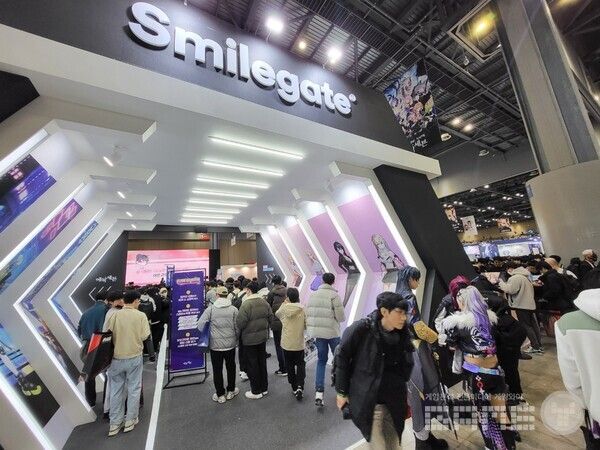 에픽세븐과 러브 딜리버리 2가 주력인 스마일게이트 부스&nbsp;/ 게임와이 촬영