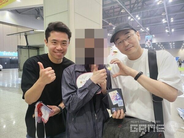 늦은 시간에도 퇴장하는 인원들과 사진을 찍어주는 모습을 볼 수 있었다 / 게임와이 촬영