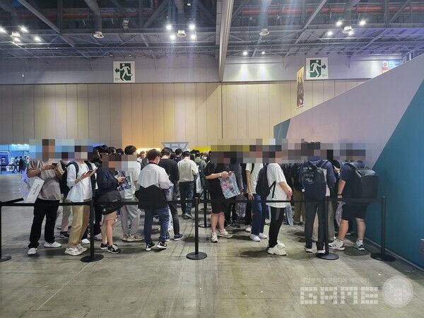 아비도스 부스에도 시작부터 많은 사람들이 모였다 / 게임와이 촬영