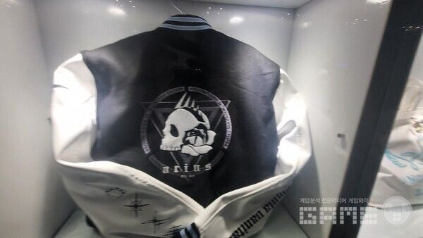 문제의 19만 8천원짜리 아리우스 점퍼. 여름에 점퍼 파는 것을 시작으로 거슬리는 부분이 많은 굿즈였다 / 게임와이 촬영