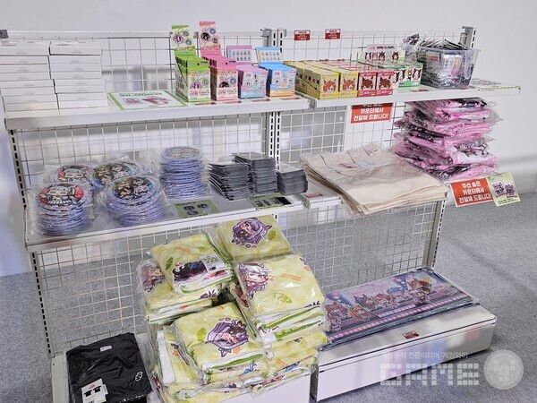 우마무스메 1주년 행사 상점 내 상품 진열 /게임와이 촬영