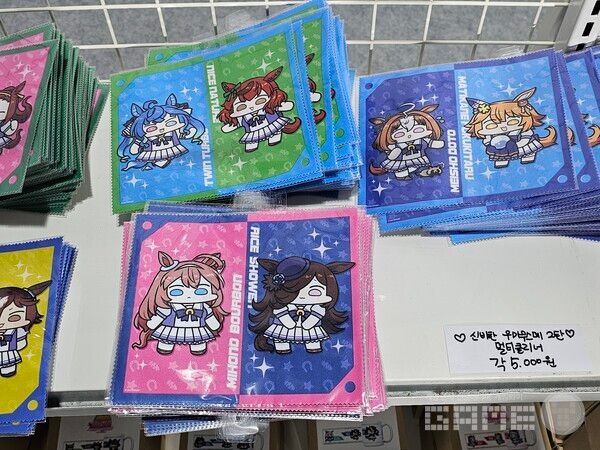 우마무스메 1주년 행사 상점 내 상품 진열 /게임와이 촬영