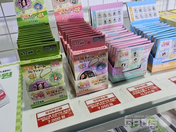 우마무스메 1주년 행사 상점 내 상품 진열 /게임와이 촬영