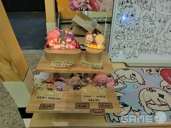 나.. 나도 창고 굿즈 사고싶다고... / 게임와이 촬영