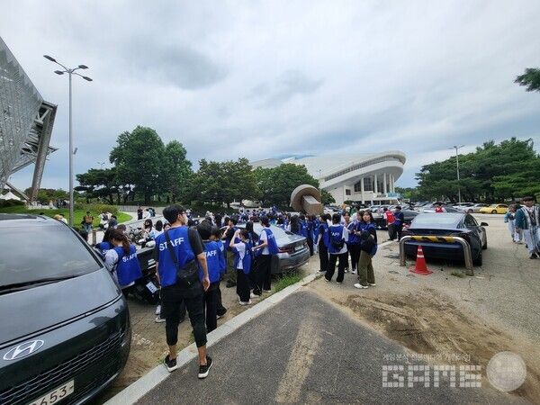 1-3번 게이트 뒷편의 모습. 모든 스태프들이 나와 있다 / 게임와이 촬영