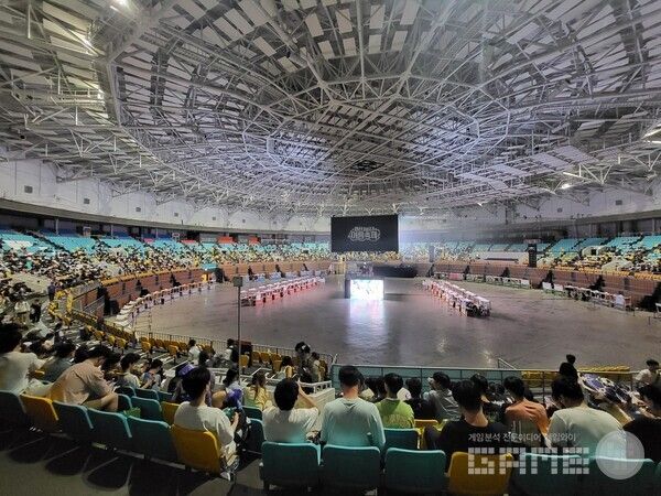 폭탄 때문에 분위기가 좋지 않았지만 많은 사람들이 퍼레이드를 보기 위해 현장에 남았다 / 게임와이 촬영