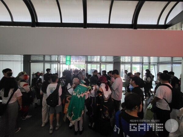 현장에 있는 스태프들과 모든 사람들이 퇴장하기 시작했다 / 게임와이 촬영