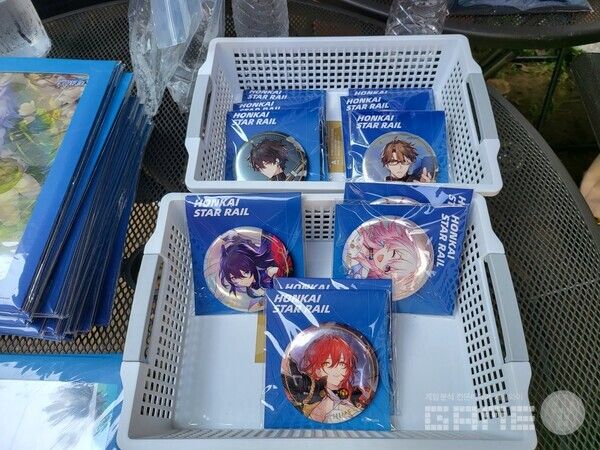 거의 모든 캐릭터들의 캔뱃지가 준비되어 있다&nbsp;/ 게임와이 촬영