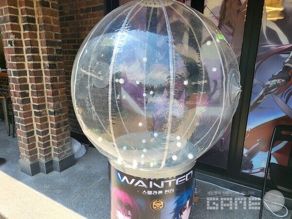 여기서 공을 집으면 캔뱃지를 랜덤으로 얻을 수 있다&nbsp;/ 게임와이 촬영