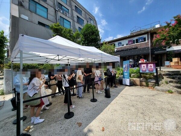 천막에서 이른 시간부터 대기하는 방문객들이 많았다 / 게임와이 촬영