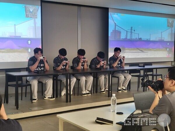 아시안게임 모드를 시연하고 있는 배그모바일 국가대표팀의 모습&nbsp;/ 게임와이 촬영&nbsp;