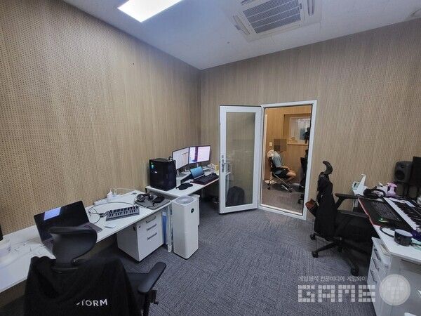 회사 내에서 음성 더빙 작업을 하고 있는 것을 처음봤다 / 게임와이 촬영