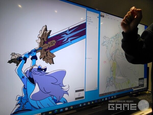 영상화로 인해 픽셀이 뭉개지게 되면서 검을 잡는 부분에 있어 표현이 바뀐 것이라 설명했다 / 게임와이 촬영