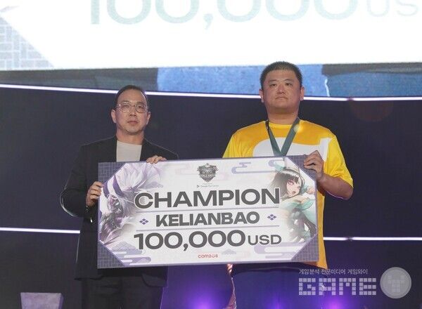 KELIANBAO가 디펜딩 챔피언 LEST를 꺾고 최강 소환사의 자리에 올랐다. ‘SWC2024’ 월드 파이널 대회 시상식 /컴투스