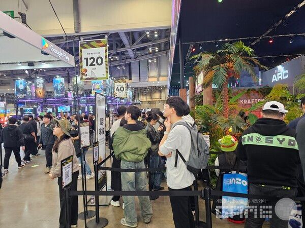 만만치 않은 긴 줄을 자랑했던 지스타 딩컴 모바일 부스 /게임와이 촬영