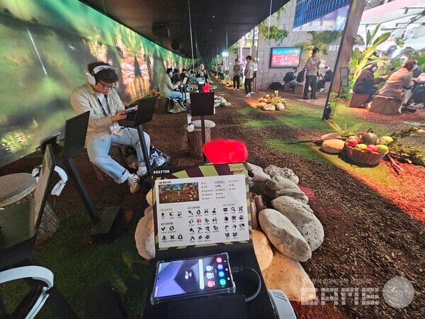 다양한 조작 설명서를 보면서 즐기는 시연 장면. 지스타 딩컴 모바일 /게임와이 촬영