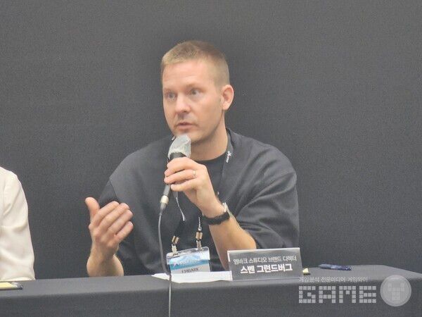 엠바크 스튜디오 스벤 그런드버그 디렉터(우)와 다니엘레 비텔리 피디 /게임와이 촬영