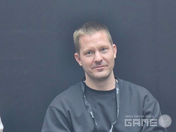 엠바크 스튜디오 스벤 그런드버그 디렉터(우)와 다니엘레 비텔리 피디 /게임와이 촬영