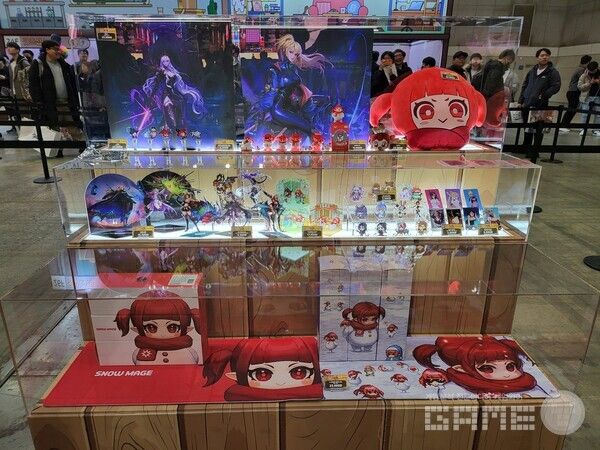 생각 이상으로 다양하고 저렴하게 나온 이번 던페 굿즈들의 모습 / 게임와이 촬영
