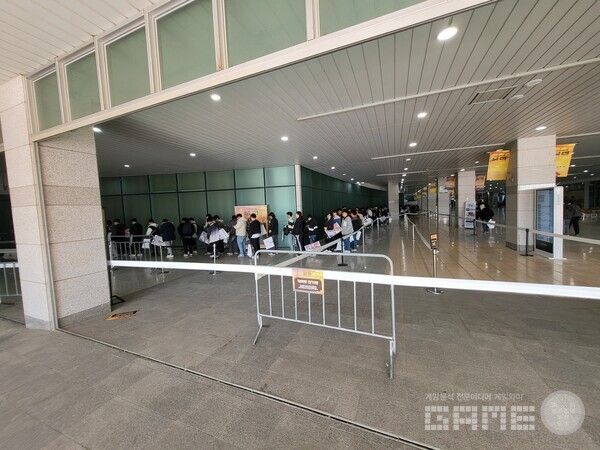 점심임에도 불구하고 대기열이 외부까지 이어진 모습&nbsp;/ 게임와이 촬영