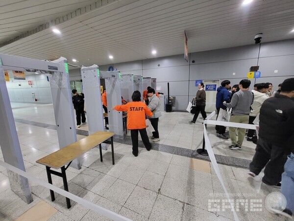 전날 행사에 이슈가 있었던 만큼, 철저한 확인 후 행사장에 입장할 수 있었다 / 게임와이 촬영