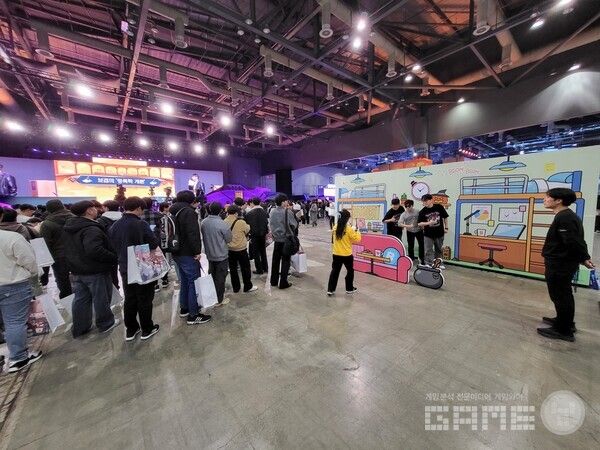 현장에서 박종민 디렉터는 이용자들과 사진을 찍으며 간단히 이야기를 나누기도 했다&nbsp;/ 게임와이 촬영