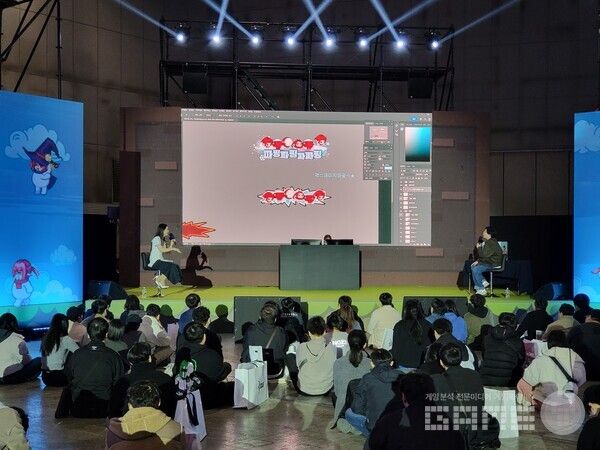 서브무대에서는 DDC를 통해 개발자들이 이용자들의 궁금증을 풀며 소통하기도 했다&nbsp;/ 게임와이 촬영