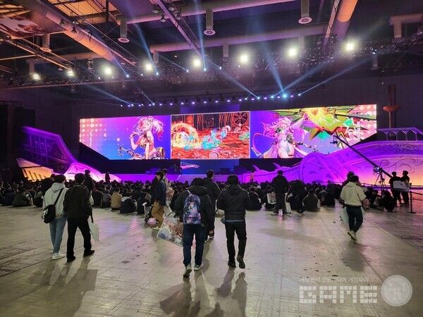 메인 무대에서는 이용자들이 함께 즐길 수 있는 대규모 프로그램 위주로 진행됐다&nbsp;/ 게임와이 촬영