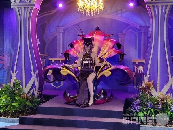 미의 전당에서는 베누스 코스어와 같이 사진을 찍을 수 있었다&nbsp;/ 게임와이 촬영