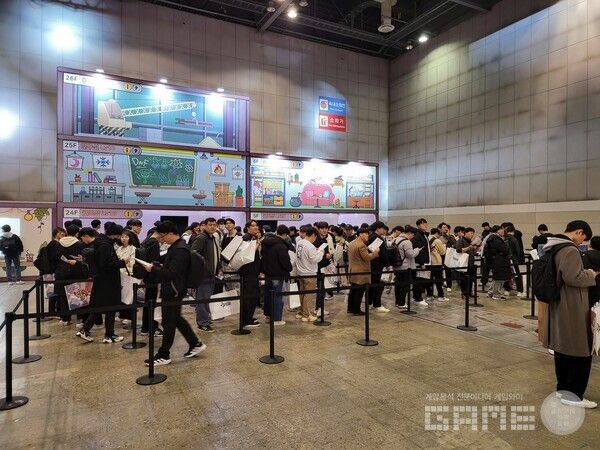 굿즈존도 이른 시간부터 긴 대기열을 보여줬다&nbsp;/ 게임와이 촬영