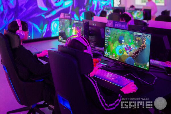 게임을 플레이하는 방문객들 / 넥슨