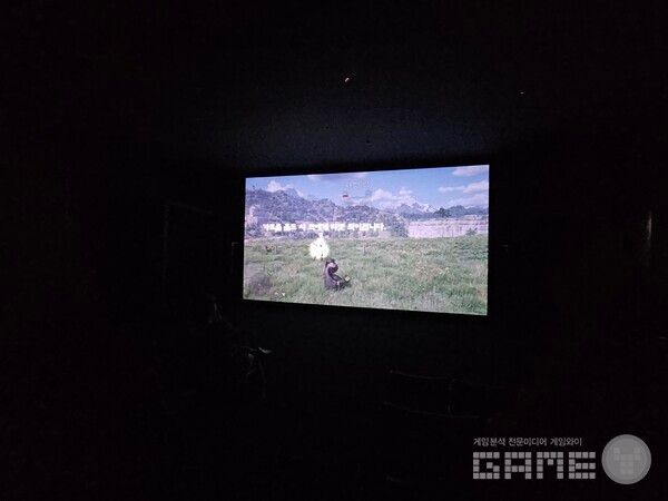 참관객에게 큰 인상을 준 영상관의 붉은사막 가이드. 영상을 시청하면서 기본적인 조작법을 익히게 된다. 펄어비스 붉은사막 부스 /게임와이 촬영