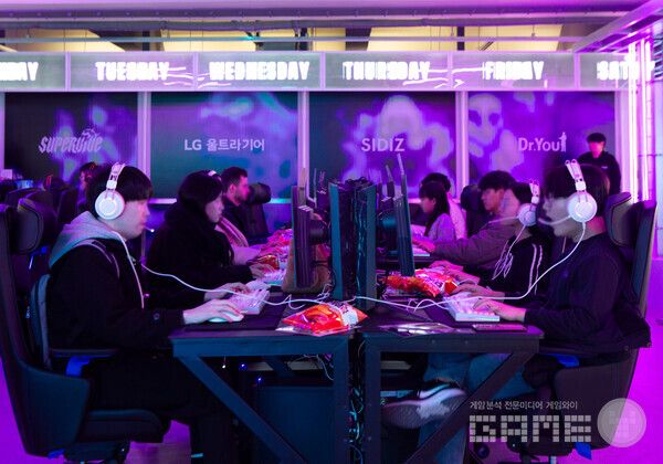 게임을 플레이하는 방문객들 / 넥슨