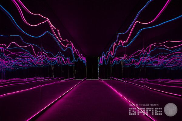 몽환적인 통로를 통해 라운지로 입장 / 넥슨