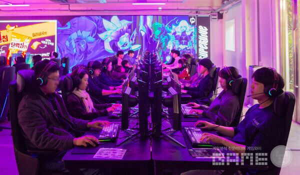 게임을 플레이하는 방문객들 / 넥슨