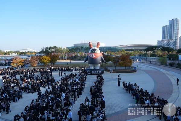 이른 시간임에도 불구하고 외부까지 대기열이 이어졌다 / 게임와이 촬영&nbsp;