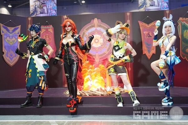 포토부스에 나타난 나타 캐릭터 코스어들 / 게임와이 촬영