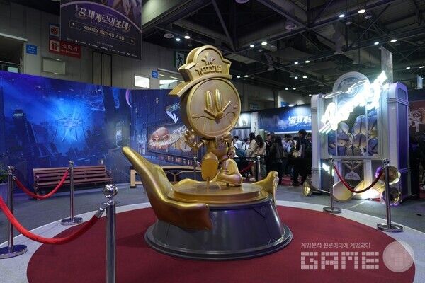 페나코니를 연상하게하는 시계소년 동상 / 게임와이 촬영