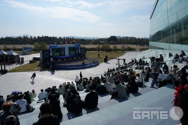 코스프레 퍼레이드, 드룐쇼가 펼쳐질 예정인 무대 스테이지의 모습 / 게임와이 촬영