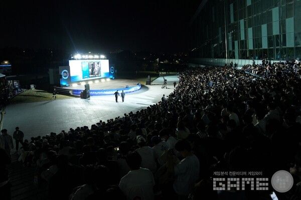 내부 행사가 끝난 후에 코스프레 퍼레이드를 비롯한 야외 무대 행사가 진행됐다 / 게임와이 촬영