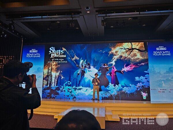 작년 대학부 제작부문 금상을 수상한 LiZard Smoothie 심은섭 대표. 시상식의 말미를 장식한 작년 수상자들의 쇼케이스 /게임와이 촬영