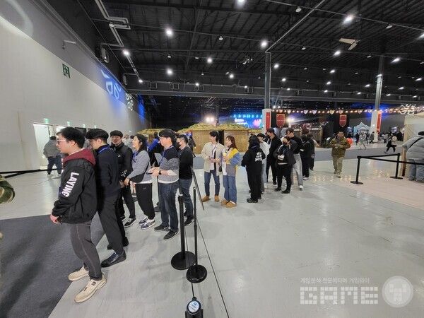 테이블에 자리를 잡자마자 체험형 프로그램을 즐기기 위해 많은 이용자들이 대기하는 모습 / 게임와이 촬영